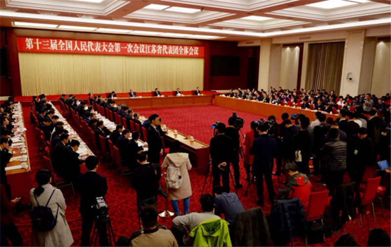 肖伟代表在审议政府工作报告时作交流发言：创新动能，勇开新局，推进新时代国药高质量发展