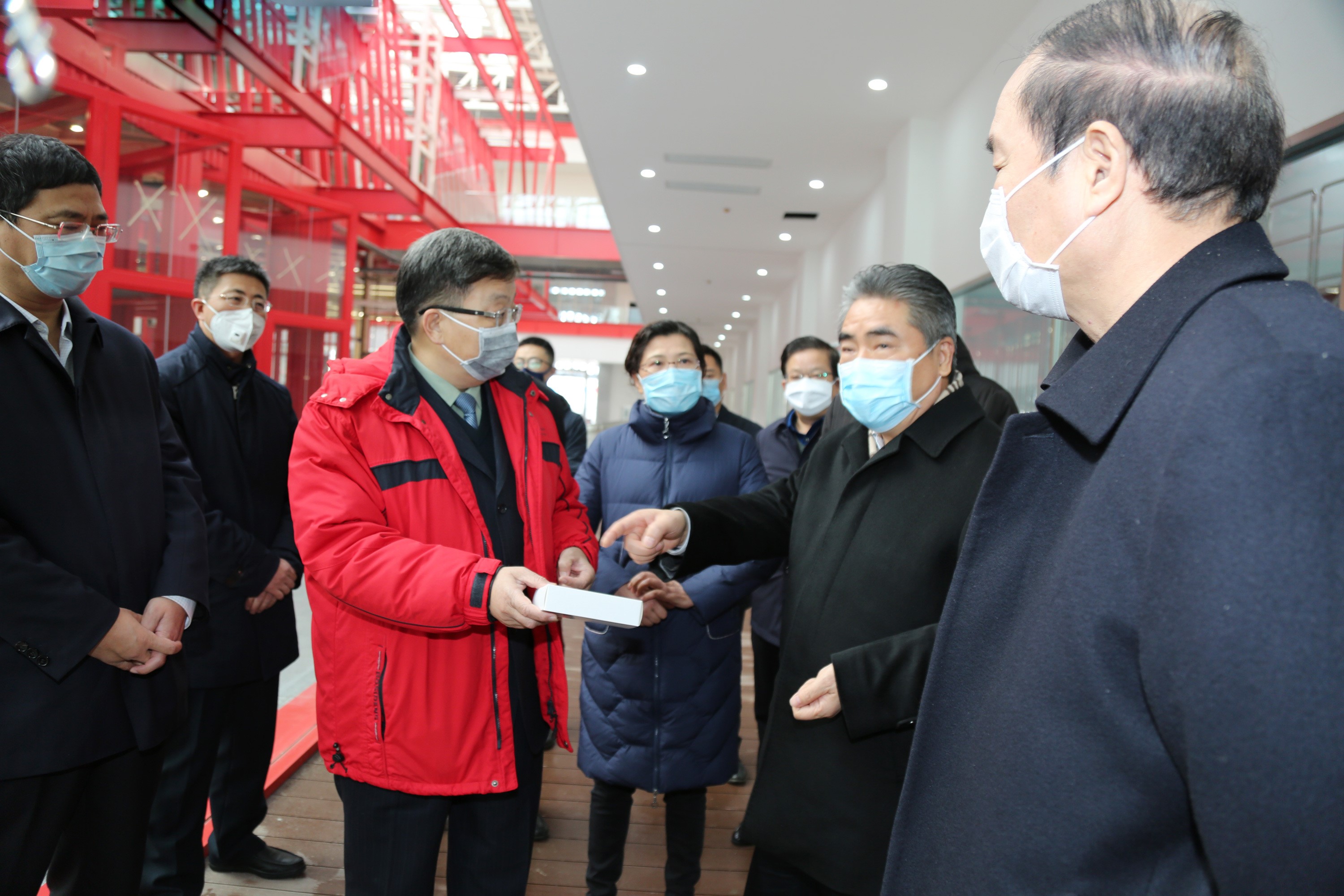 市委书记项雪龙一行莅临mg冰球突破药业 关怀指导新冠肺炎防控药物生产工作