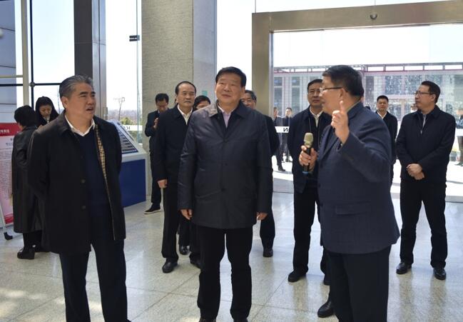 省委书记娄勤俭莅临mg冰球突破药业视察调研