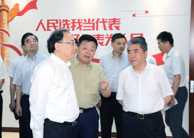 省人大常委会常务副主任李小敏一行 莅临mg冰球突破药业调研